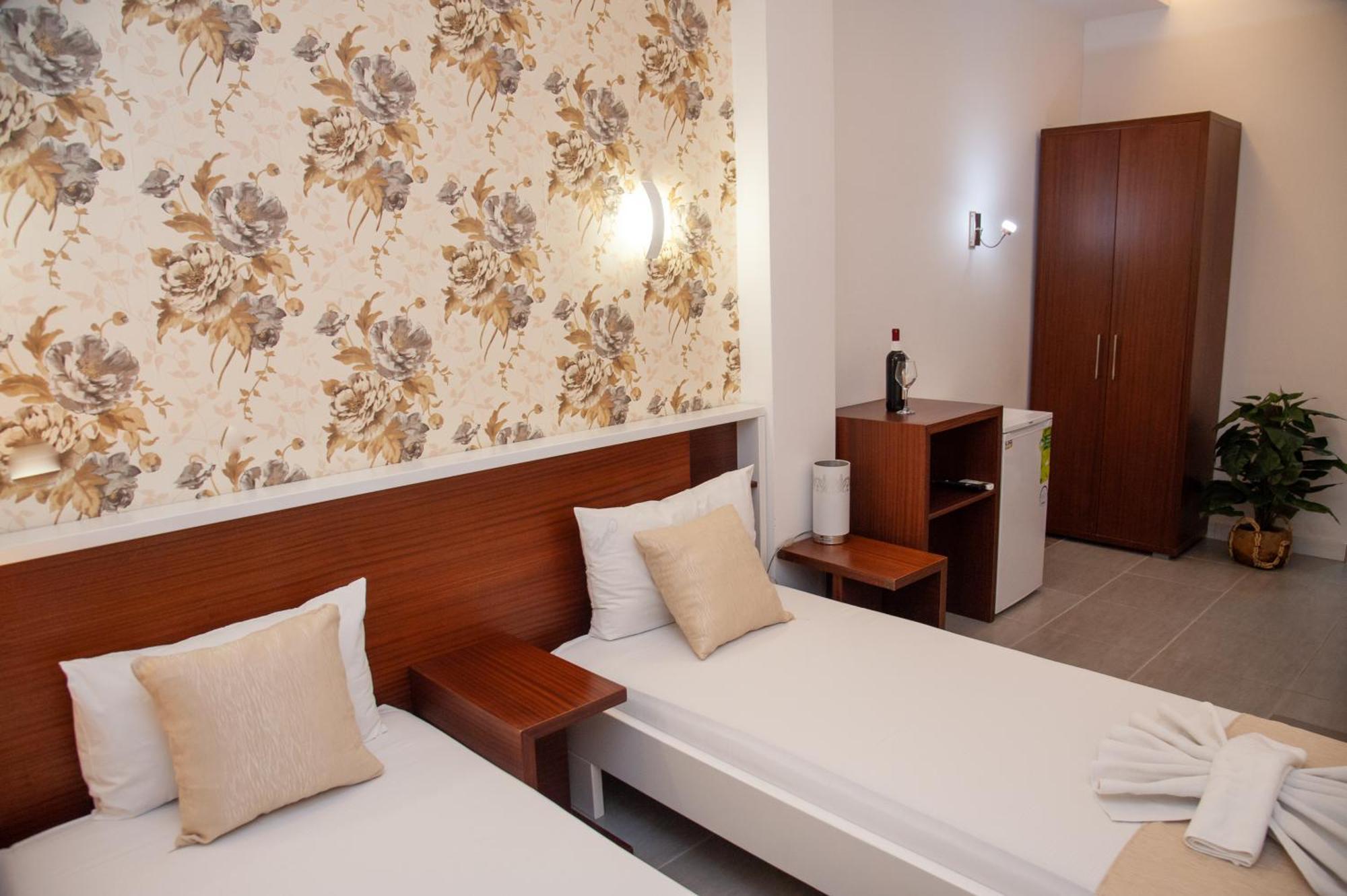 Hotel North City Mitrovica Bagian luar foto