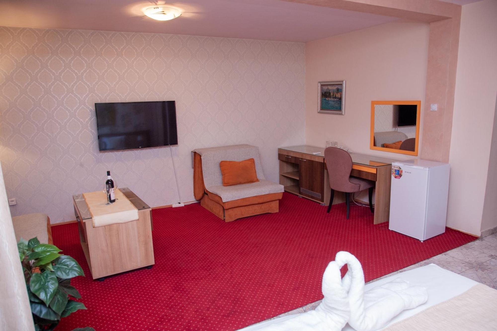 Hotel North City Mitrovica Bagian luar foto