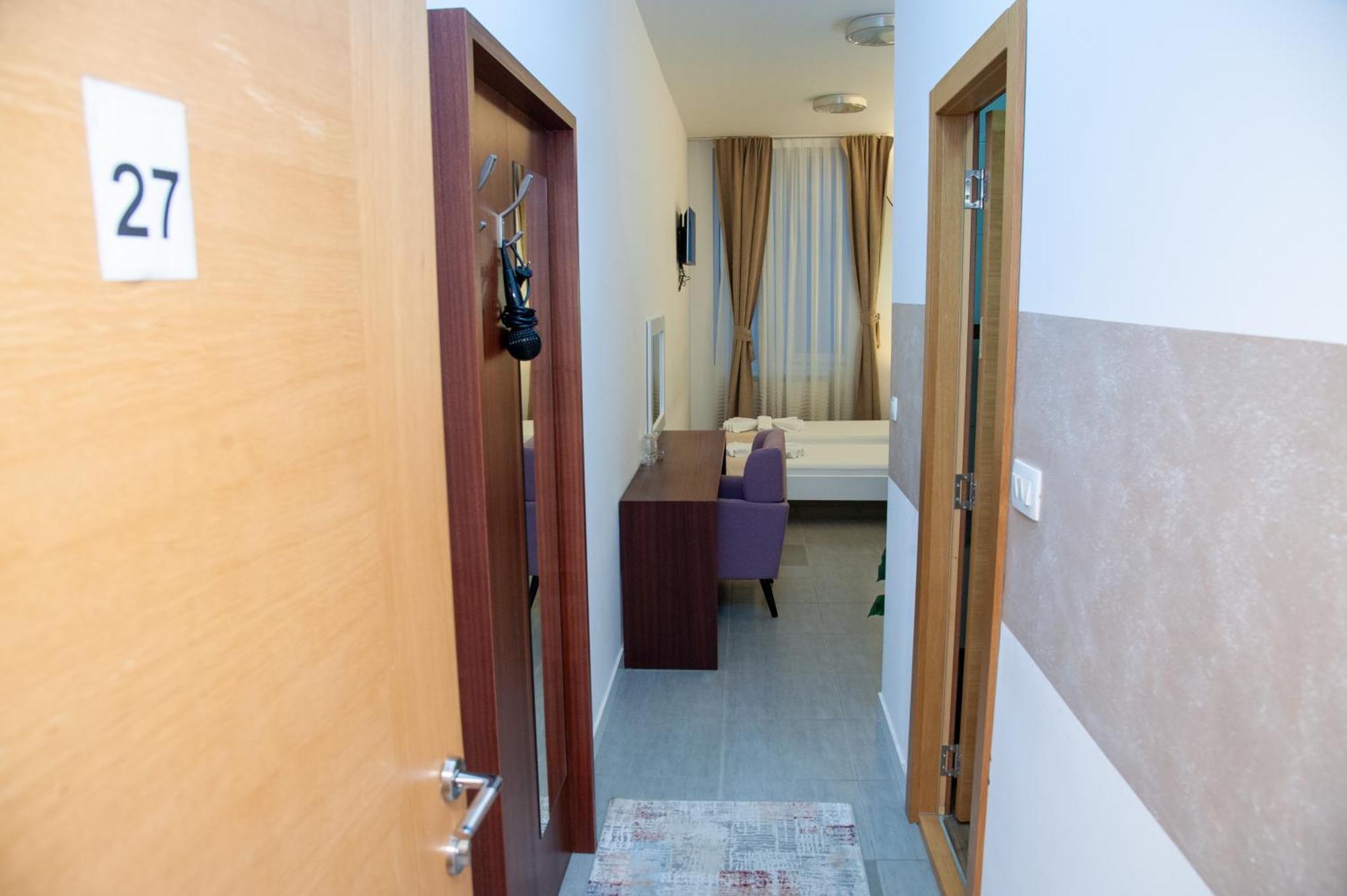 Hotel North City Mitrovica Bagian luar foto