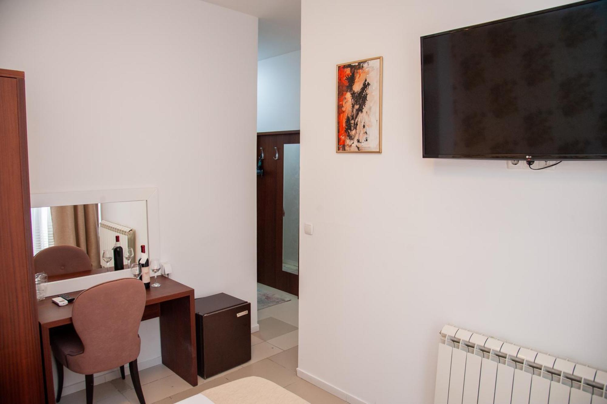 Hotel North City Mitrovica Bagian luar foto